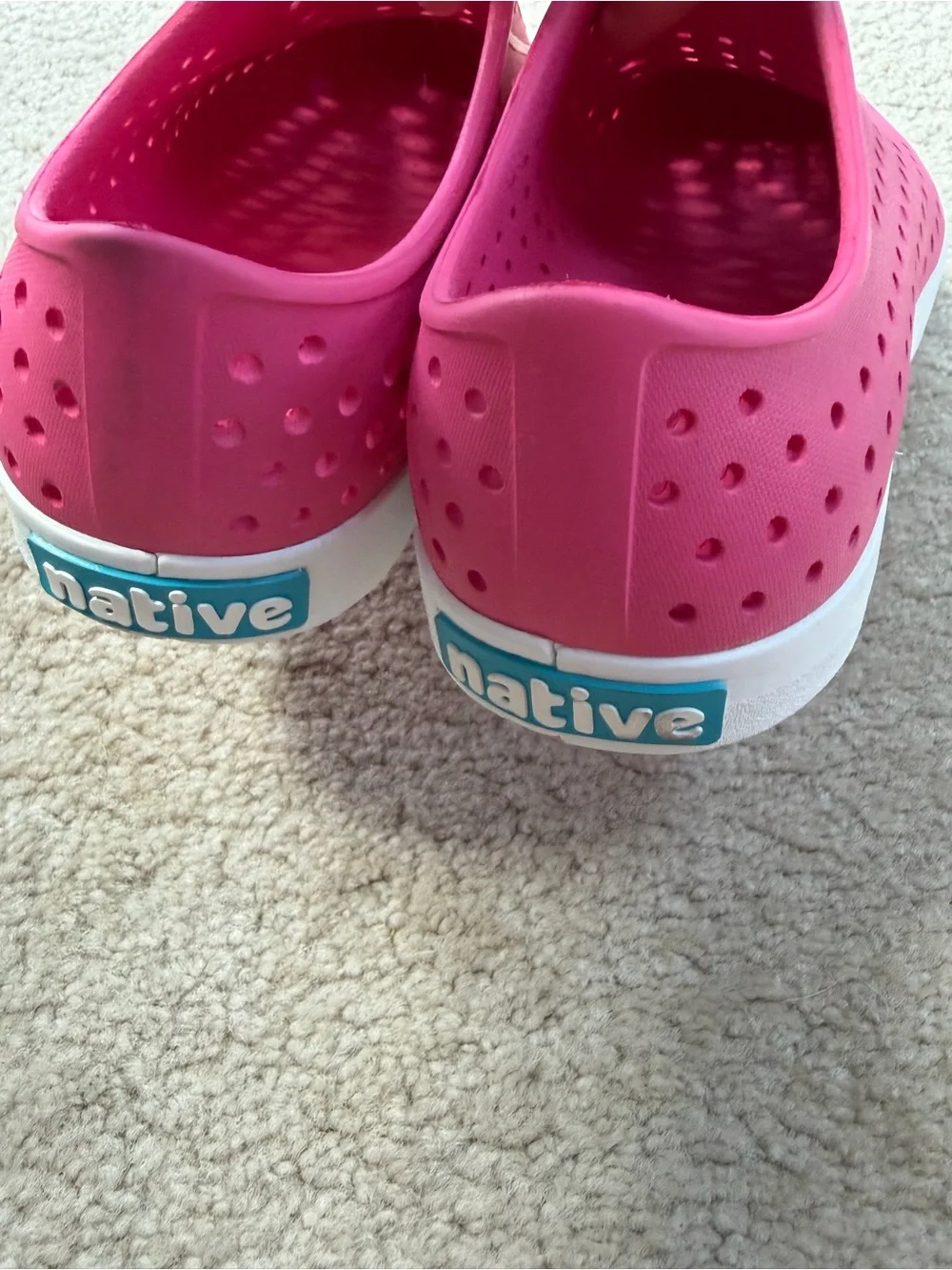 Native Big Kid Size 5 / J5 Jefferson Slip On Sneakers in Bright Pink Waterproof